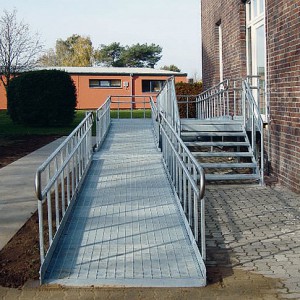 [2631-02] Behindertenrampe mit Gitterrosten und Geländer